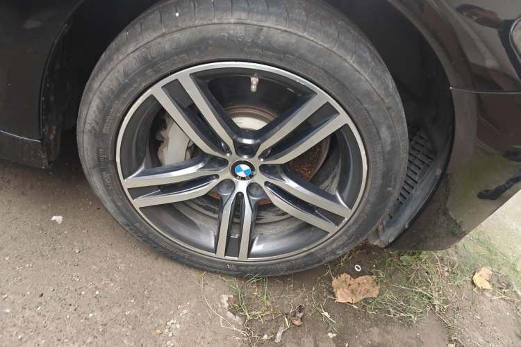 Used BMW 5 Series 2021 530Li Leading Luxury Package Right Front Wheel Hub