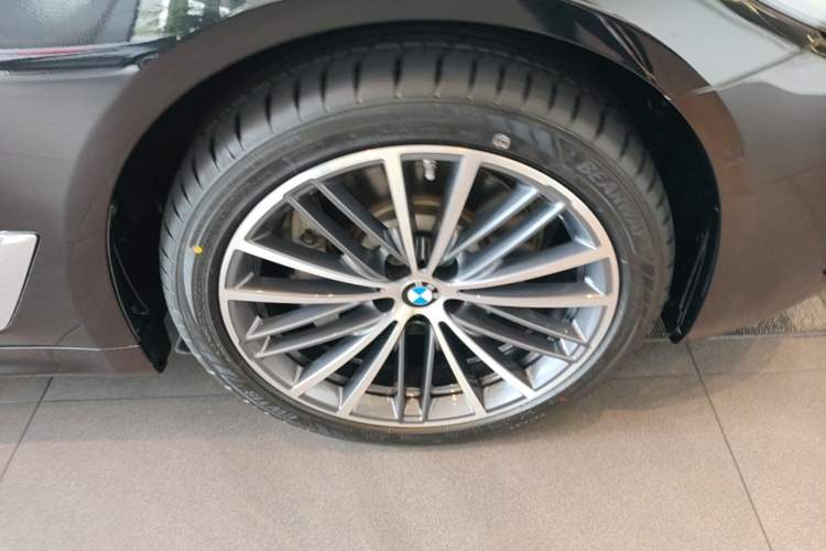 Used BMW 5 Series 2021 530Li xDrive M Sport Package Right Front Wheel Hub