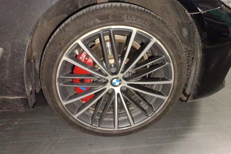 Used BMW 5 Series 2021 530Li Leading Model M Sport Package Right Front Wheel Hub