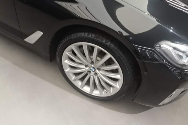 Used BMW 5 Series 2021 530Li Luxury Edition Premium Package Right Front Wheel Hub
