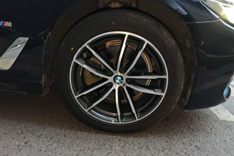 Used BMW 5 Series 2021 Facelifted 525Li M Sport Package Right Front Wheel Hub