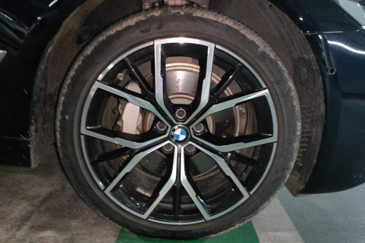 Used BMW 5 Series 2021 530Li Luxury Edition M Sport Package Right Front Wheel Hub