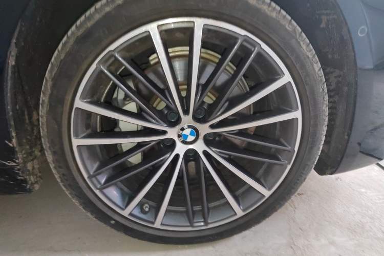 Used BMW 5 Series 2021 530Li xDrive M Sport Package Right Front Wheel Hub