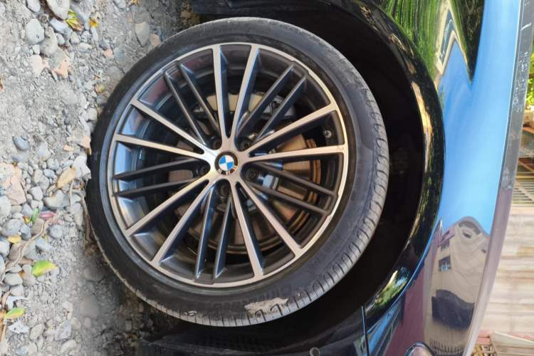 Used BMW 5 Series 2021 530Li xDrive Luxury Package Right Front Wheel Hub