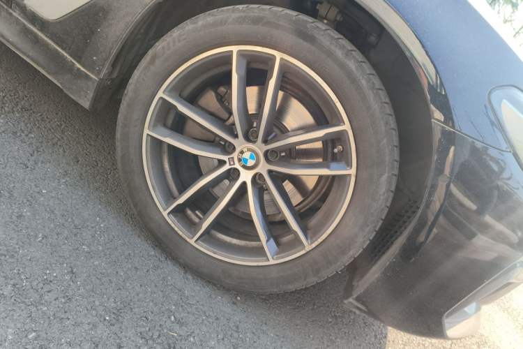 Used BMW 5 Series 2021 525Li M Sport Package Right Front Wheel Hub