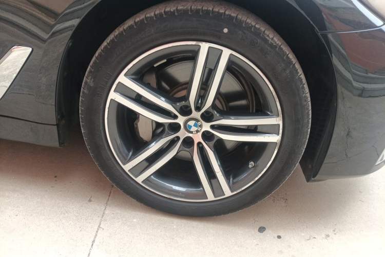 Used BMW 5 Series 2021 530Li Leading Luxury Package Right Front Wheel Hub