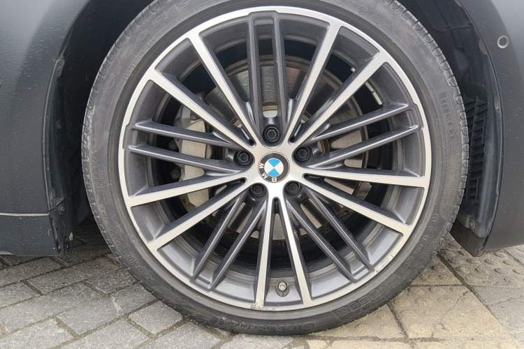 Used BMW 5 Series 2021 Facelifted 530Li Leading Edition M Sport Package Right Front Wheel Hub
