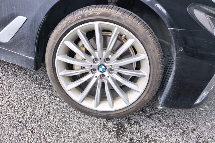 Used BMW 5 Series 2021 530Li Luxury Edition Premium Package Right Front Wheel Hub