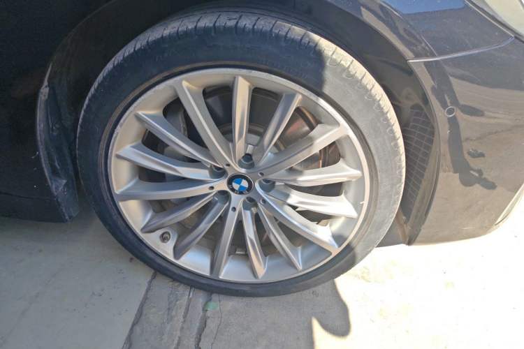Used BMW 5 Series 2021 530Li Luxury Edition Premium Package Right Front Wheel Hub