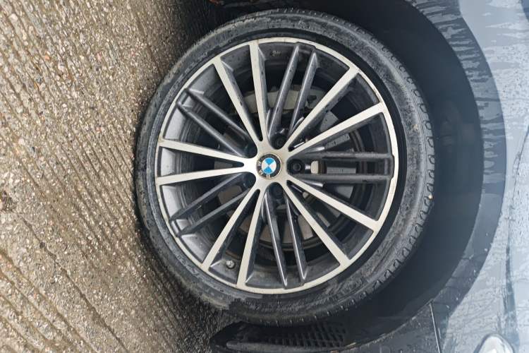 Used BMW 5 Series 2021 530Li Leading Model M Sport Package Right Front Wheel Hub