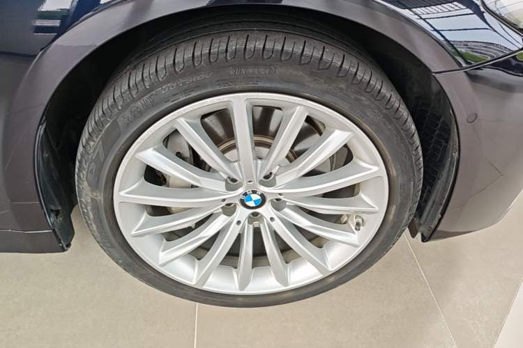 Used BMW 5 Series 2021 530Li Luxury Edition Premium Package Right Front Wheel Hub