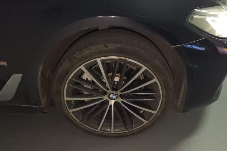 Used BMW 5 Series 2021 530Li Leading Model M Sport Package Right Front Wheel Hub