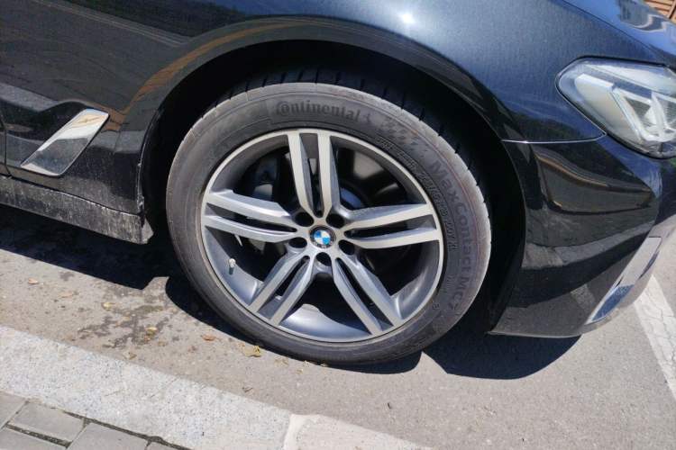 Used BMW 5 Series 2021 Restyled 530Li Leading Edition Luxury Package Right Front Wheel Hub