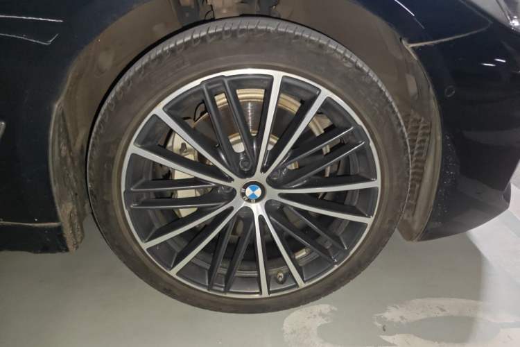Used BMW 5 Series 2021 530Li Leading Model M Sport Package Right Front Wheel Hub