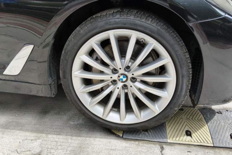 Used BMW 5 Series 2021 530Li Luxury Edition Premium Package Right Front Wheel Hub