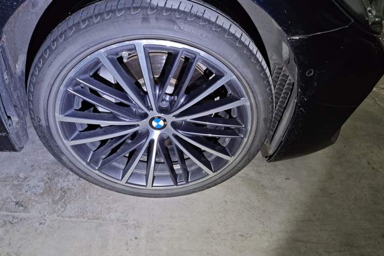 Used BMW 5 Series 2021 530Li Leading Model M Sport Package Right Front Wheel Hub