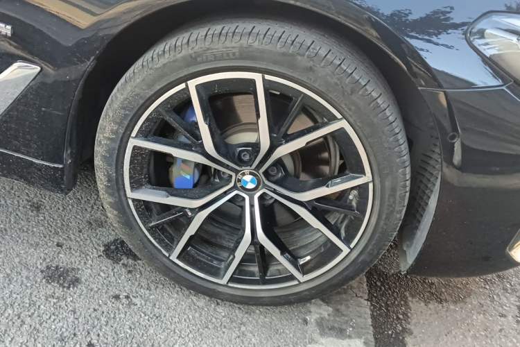 Used BMW 5 Series 2021 530Li Leading Model M Sport Package Right Front Wheel Hub