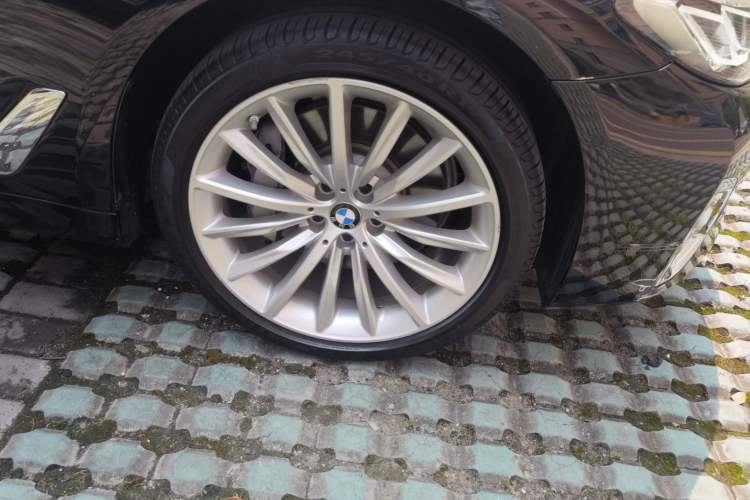 Used BMW 5 Series 2021 Updated 530Li Luxury Package Premium Edition Right Front Wheel Hub