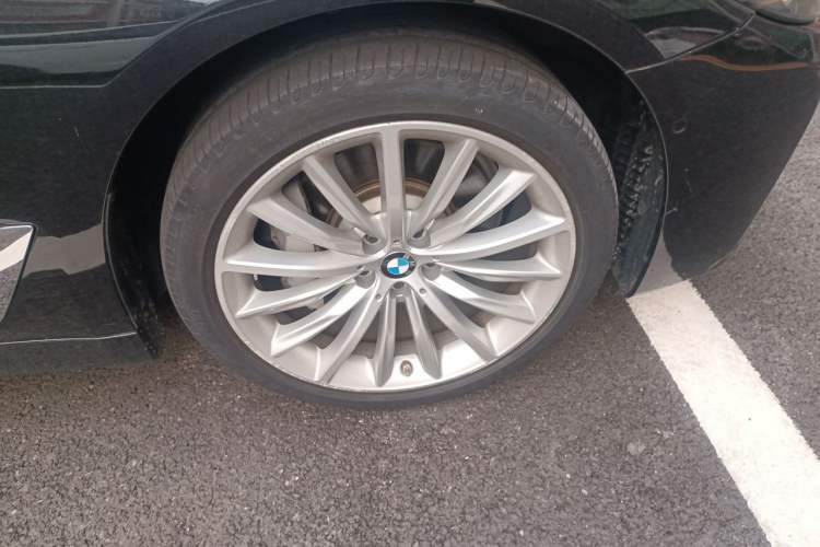 Used BMW 5 Series 2021 530Li Executive Luxury Package Right Front Wheel Hub