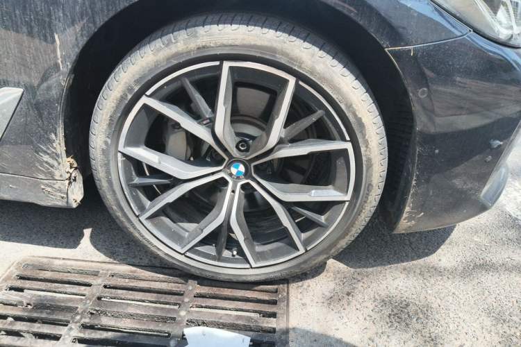 Used BMW 5 Series 2021 530Li Luxury Edition M Sport Package Right Front Wheel Hub