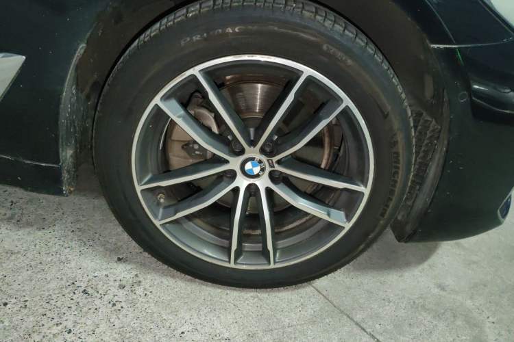 Used BMW 5 Series 2021 525Li M Sport Package Right Front Wheel Hub