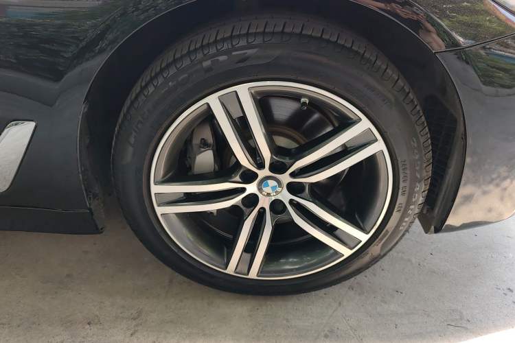 Used BMW 5 Series 2021 530Li Leading Luxury Package Right Front Wheel Hub