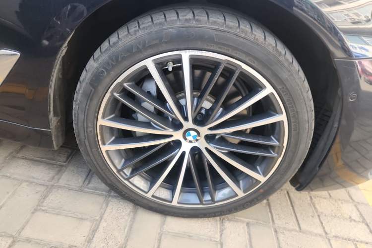 Used BMW 5 Series 2021 530Li xDrive M Sport Package Right Front Wheel Hub