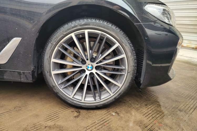 Used BMW 5 Series 2021 530Li Leading Model M Sport Package Right Front Wheel Hub