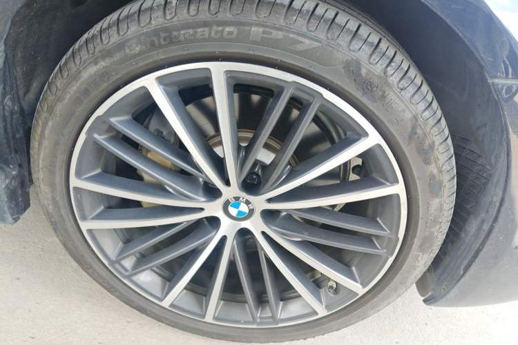 Used BMW 5 Series 2021 530Li Leading Model M Sport Package Right Front Wheel Hub
