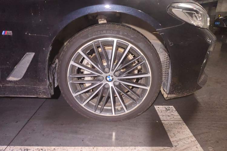 Used BMW 5 Series 2021 Facelifted 530Li Leading Edition M Sport Package Right Front Wheel Hub