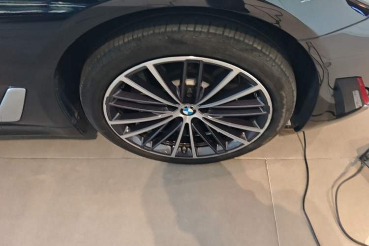 Used BMW 5 Series 2021 530Li xDrive M Sport Package Right Front Wheel Hub