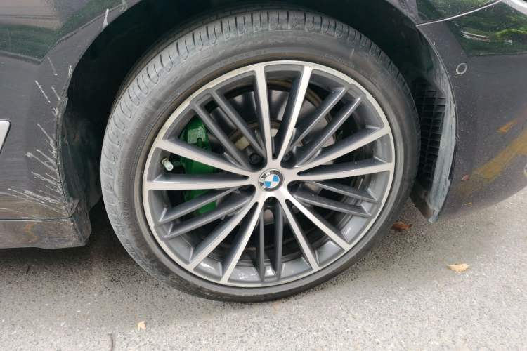 Used BMW 5 Series 2021 530Li Leading Model M Sport Package Right Front Wheel Hub