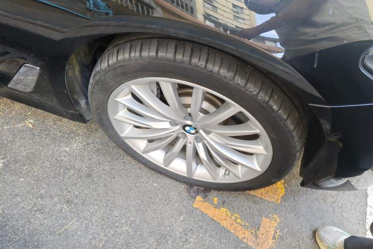 Used BMW 5 Series 2021 530Li Luxury Edition Premium Package Right Front Wheel Hub
