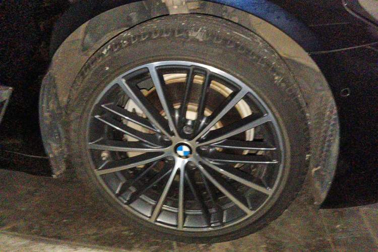 Used BMW 5 Series 2021 530Li Leading Model M Sport Package Right Front Wheel Hub