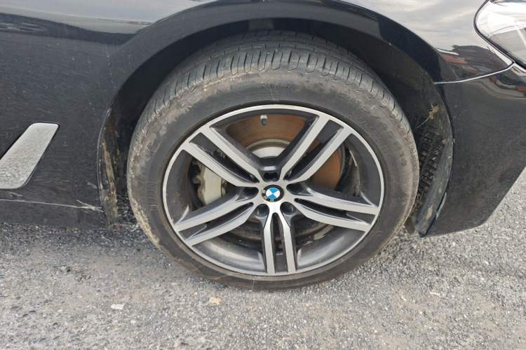 Used BMW 5 Series 2021 530Li Leading Luxury Package Right Front Wheel Hub