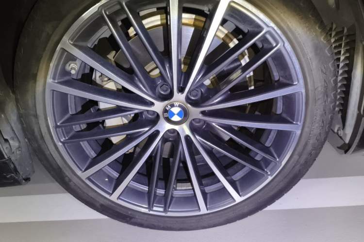 Used BMW 5 Series 2021 530Li Leading Model M Sport Package Right Front Wheel Hub