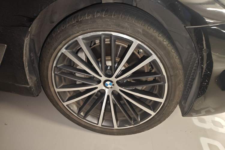 Used BMW 5 Series 2021 530Li Leading Model M Sport Package Right Front Wheel Hub