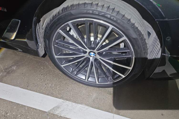 Used BMW 5 Series 2021 Facelifted 530Li Leading Edition M Sport Package Right Front Wheel Hub