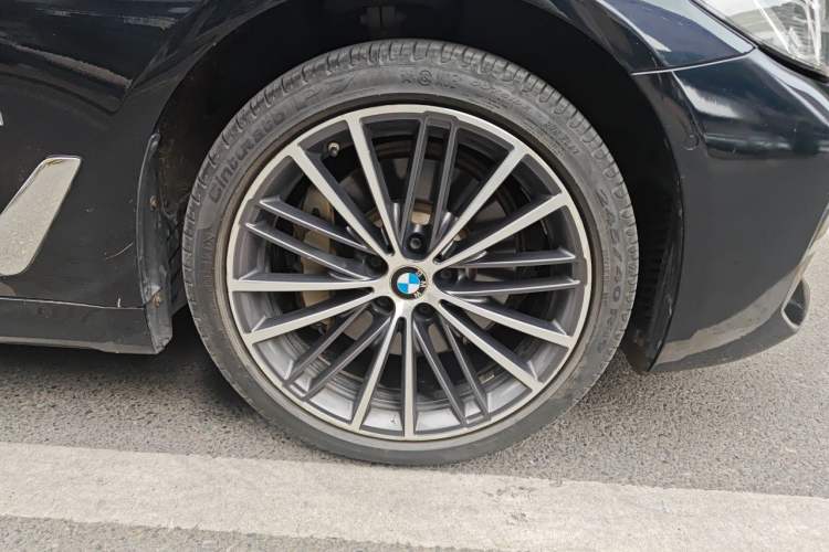 Used BMW 5 Series 2021 530Li Leading Model M Sport Package Right Front Wheel Hub