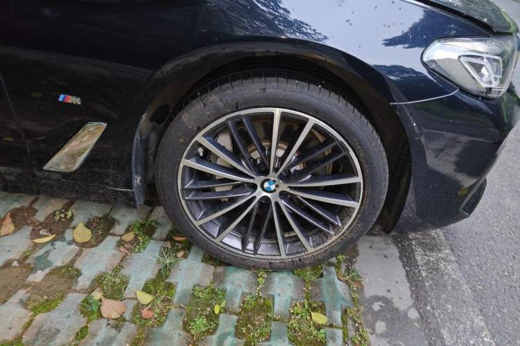 Used BMW 5 Series 2021 Facelifted 530Li Leading Edition M Sport Package Right Front Wheel Hub