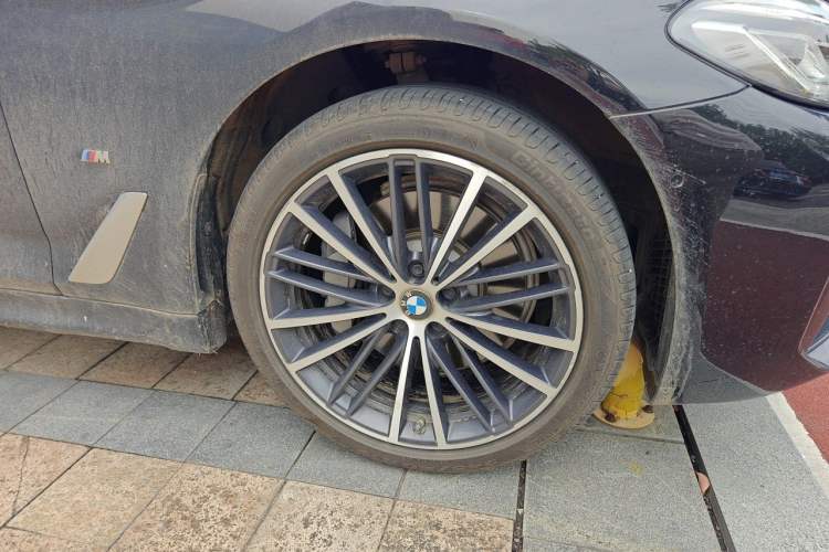 Used BMW 5 Series 2021 Facelifted 530Li Leading Edition M Sport Package Right Front Wheel Hub