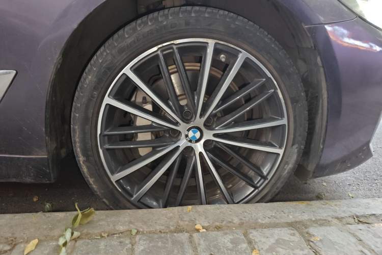 Used BMW 5 Series 2021 Facelifted 530Li Leading Edition M Sport Package Right Front Wheel Hub