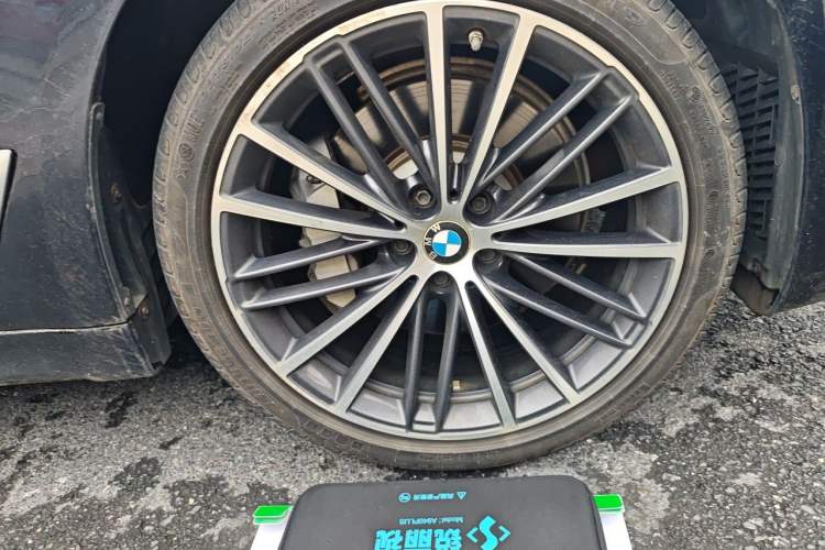 Used BMW 5 Series 2021 530Li Leading Model M Sport Package Right Front Wheel Hub