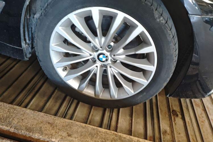 Used BMW 5 Series 2021 Updated Version 525Li Luxury Package Right Front Wheel Hub