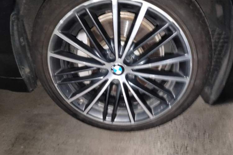 Used BMW 5 Series 2021 Facelifted 530Li Leading Edition M Sport Package Right Front Wheel Hub