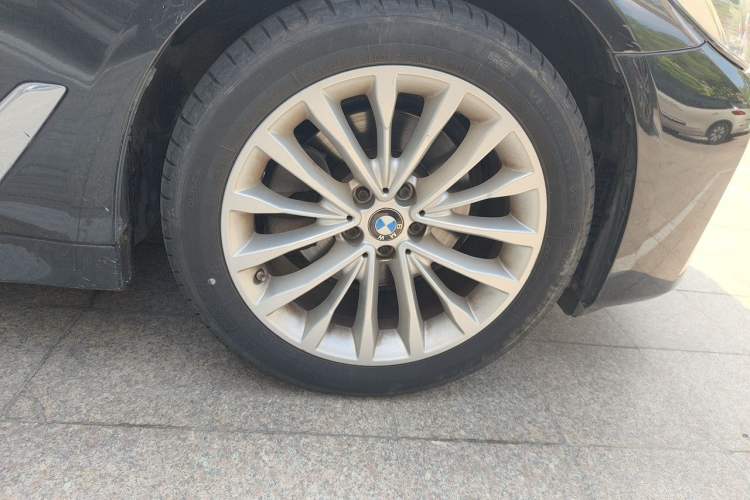 Used BMW 5 Series 2021 Updated Version 525Li Luxury Package Right Front Wheel Hub