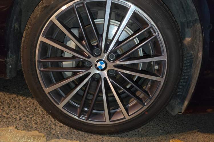 Used BMW 5 Series 2021 530Li Leading Model M Sport Package Right Front Wheel Hub