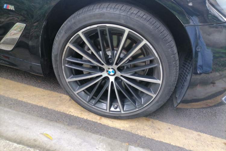 Used BMW 5 Series 2021 530Li Leading Model M Sport Package Right Front Wheel Hub