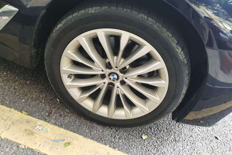 Used BMW 5 Series 2021 525Li Luxury Package Right Front Wheel Hub