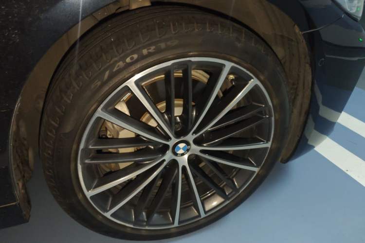 Used BMW 5 Series 2021 Facelifted 530Li Leading Edition M Sport Package Right Front Wheel Hub